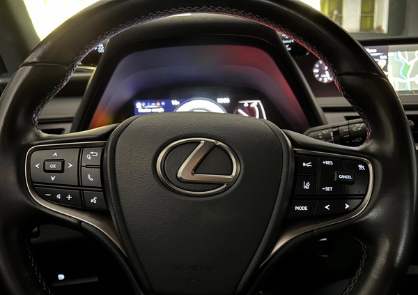 Lexus UX cena 103999 przebieg: 89000, rok produkcji 2021 z Rzeszów małe 562